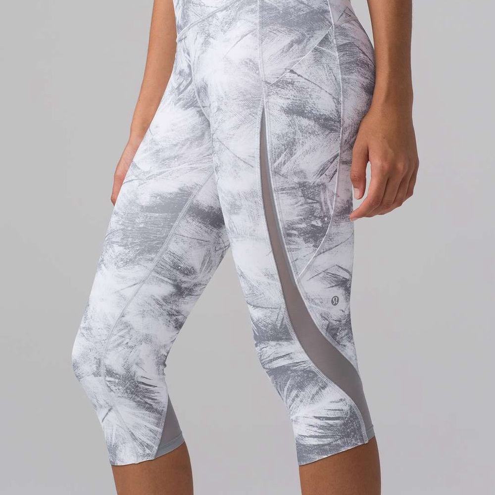 Lululemon Pace Perfect Crop (17")
Breeze By White Light Cast / Light Cast